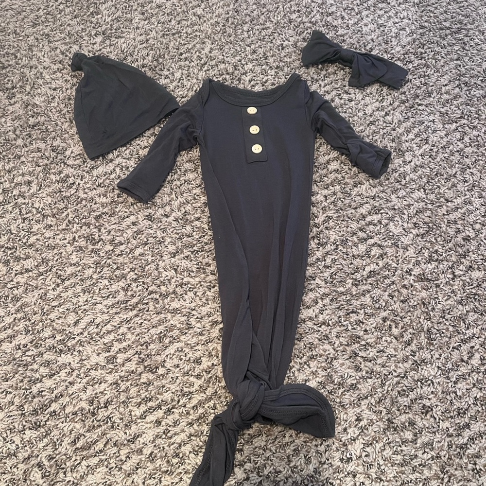 Newborn outfit with hat/bow